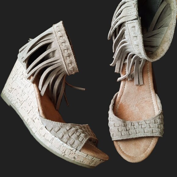 Minnetonka Isabel Fringed Wedge Sandals Beige Suede Heels US 8 Boho Cowgirl - Picture 1 of 9